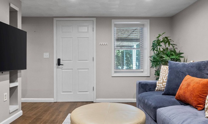 Reading Wohnung | Charming 1BR apt -close to public transit -has parking -30min drive to BOS/Salem