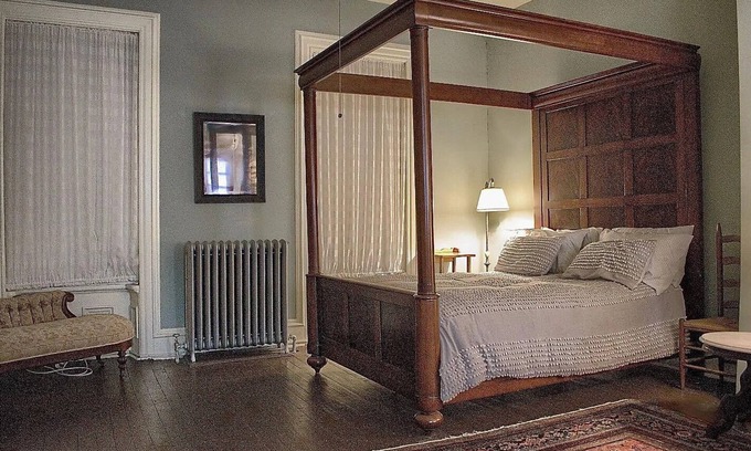 Ranshaw Bed & Breakfast | Kate's Room: Charming Room within the City of Shamokin