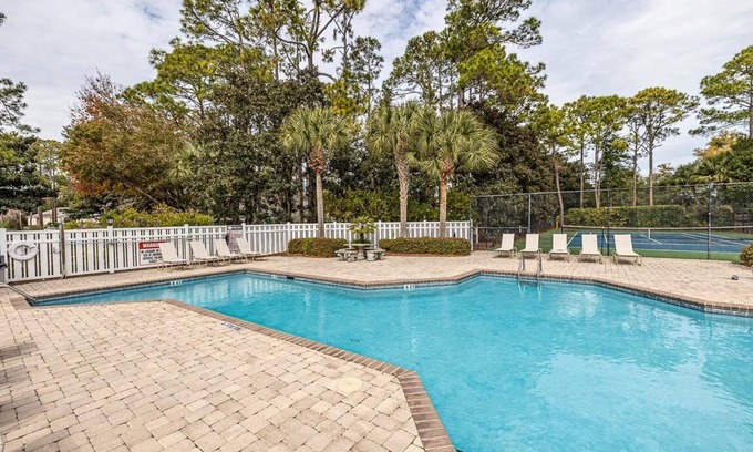 Saint Simons Heights Eigentumswohnung | Charming 2/2 condo close to the beach and shopping! WiFi, fitness, tennis,pool.