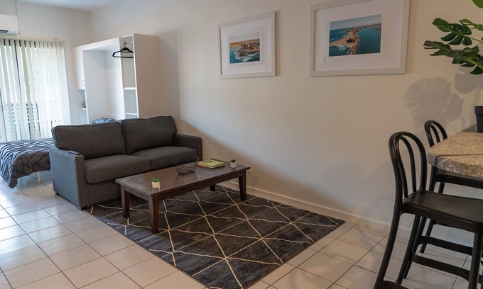 Hamilton Wohnung | Charming 2 Apartments in delightful Islington with AC, Balcony & Wifi.