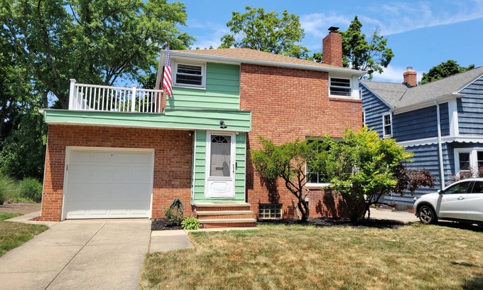 Cleveland Haus | Charming 2-bedroom house with WiFi, AC/heating in Cleveland Heights.Whole house.