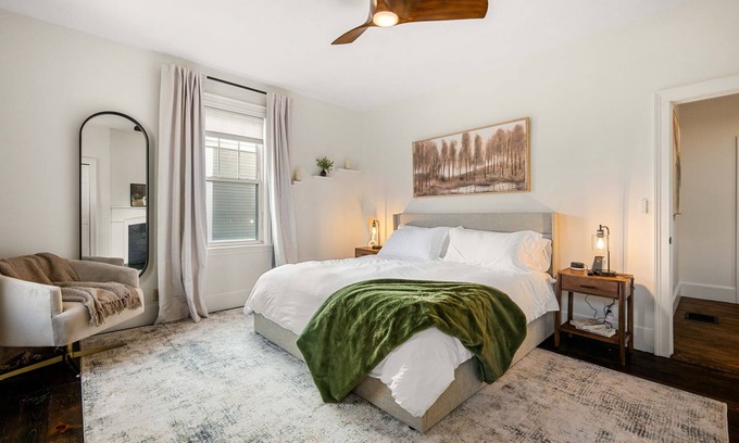 Salem Wohnung | Charming 2-Bed Apt Free Parking King Bed 1 Mile to Downtown Salem!