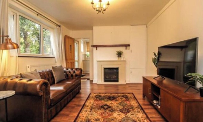 Brentwood Haus | Charming 2 Bed Brentwood Victorian Conversion Flat with a garden & Free Parking