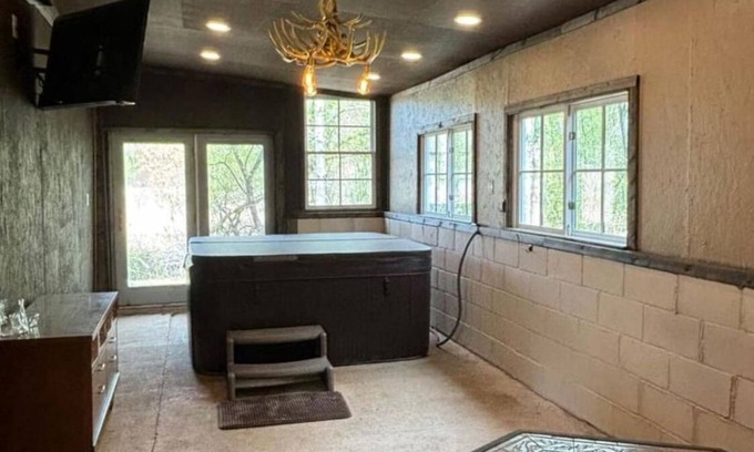 Grand Rapids Kabine | Charming 2-bed cabin one mile from public landing on Lake Pokegema w/Hot Tub