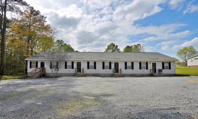 Roanoke Rapids Wohnung | Charming 2-bedroom apartment near Lake Gaston and Roanoke Rapids Lake, shopping