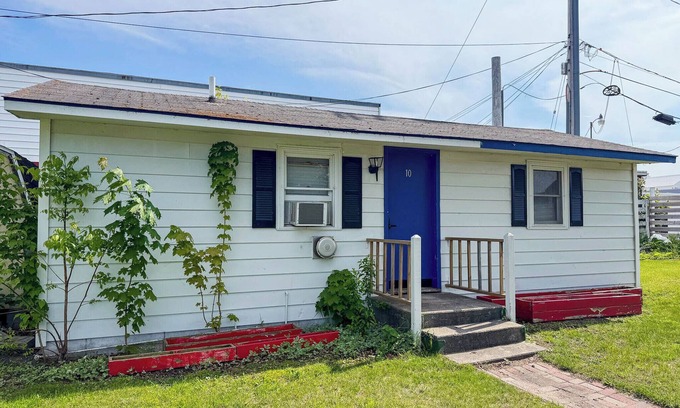 Mackinaw City Hütte | Charming 2-bedroom pet friendly cottage, right by ferry in Mackinaw City.