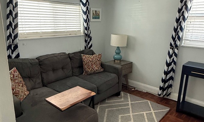 St. Petersburg - Clearwater Haus | Charming 2-bedroom house in peaceful St. Petersburg with AC, Bonus Room