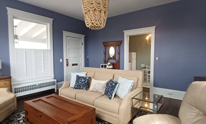 Petersburg Hütte | Charming 2-bedroom apartment in quiet downtown neighborhood in Petersburg