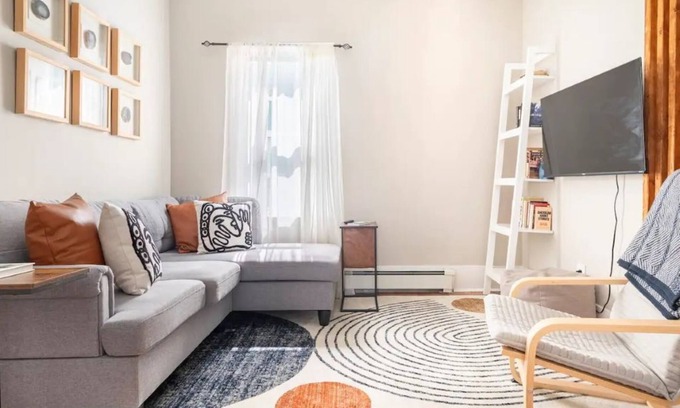 South Medford Wohnung | Charming 2-bedroom apartment with parking in lovely Somerville