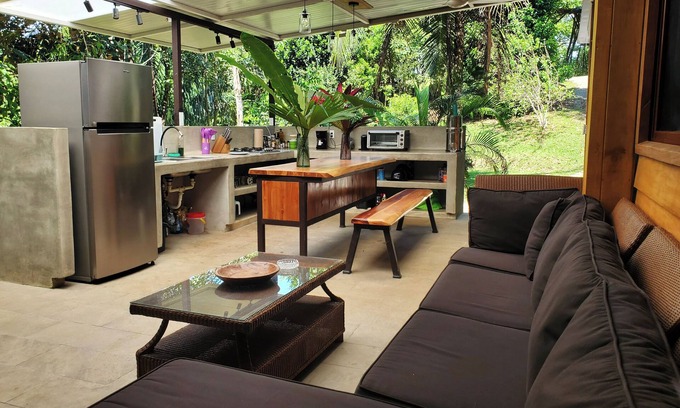 Golfito Kabine | Charming 2-bedroom cabin with WiFi, AC in lovely Pavones