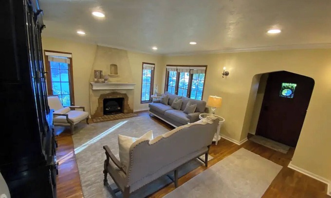 Bountiful Hütte | Charming 2-bedroom cottage in Bountiful with WiFi and AC