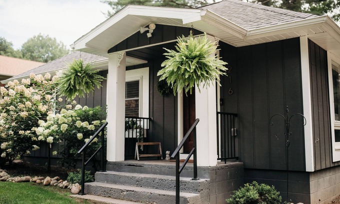 Higgins Lake Hütte | Charming 2-bedroom cottage in Roscommon with AC, WiFi, walk to Lake Higgins