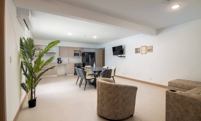 Barrio Los Villalobos Eigentumswohnung | Charming 2-bedroom condo with AC, WiFi in delightful Viva Jacó