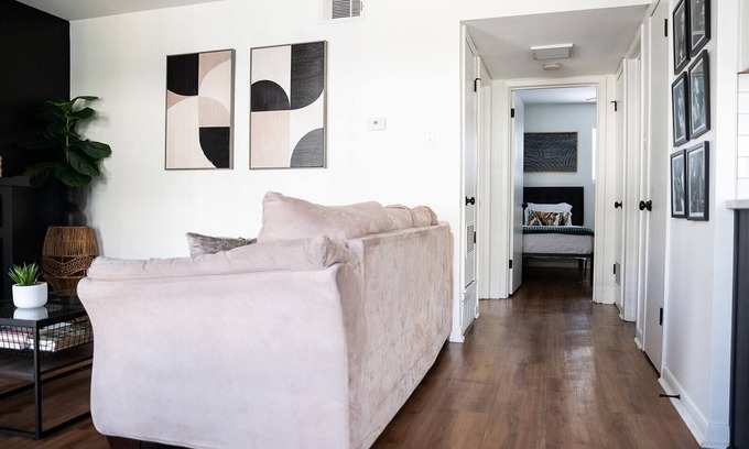 Medical District Wohnung | Charming 2-bedroom downtown apartment with WiFi, AC, & Free Parking