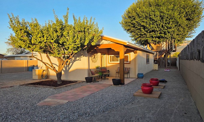 Bernalillo Sonstige | Charming 2-bedroom farmhouse between Albuquerque and Santa Fe.