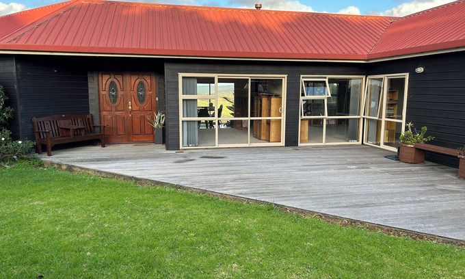 Muriwai Haus | Charming 2 bedroom home in a peaceful, rural setting, minutes from Muriwai beach