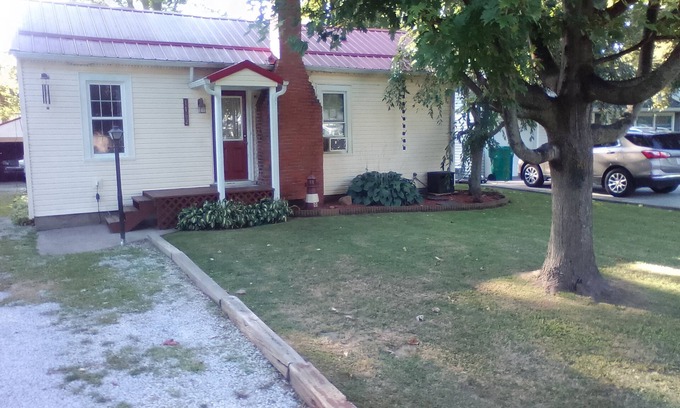 Lake Breeze Park Haus | Charming 2-bedroom house in delightful Madison with AC