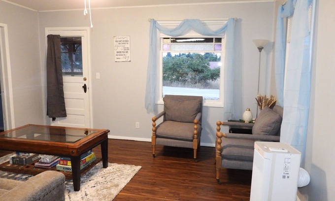 Darby Haus | Charming 2-bedroom house in delightful Darby with AC