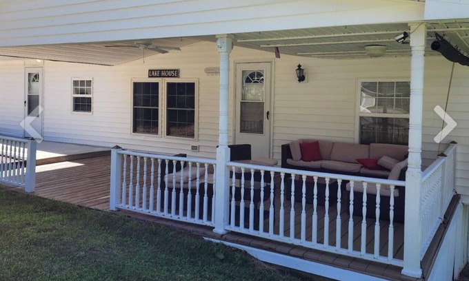 Dover Haus | Charming 2-bedroom house by the lake in Dover TN