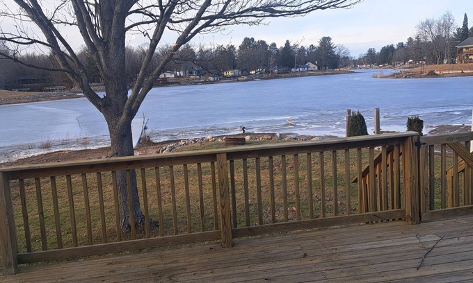 Gladwin Haus | Charming 2-bedroom lakefront house