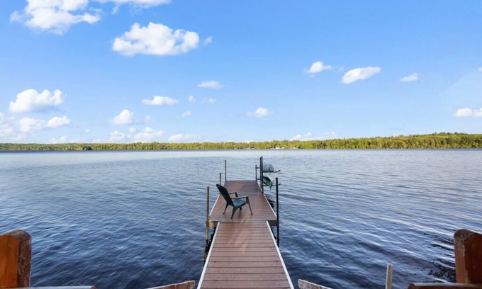Windsor Hütte | Charming 2-bedroom lakefront cottage in Central Maine with WiFi