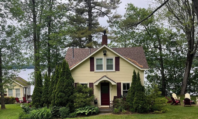 South China Kabine | Charming 2-bedroom lakefront cottage & dock