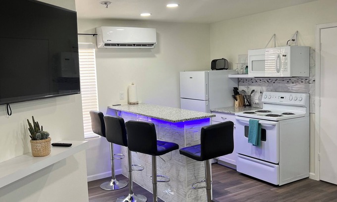 Albuquerque Eigentumswohnung | Charming 2-bedroom condo in wonderful Albuquerque with WiFi, AC.