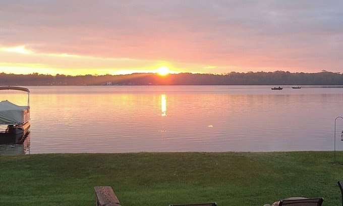 Lake Odessa Hütte | Charming 2-bedroom cottage with AC in Lake Odessa