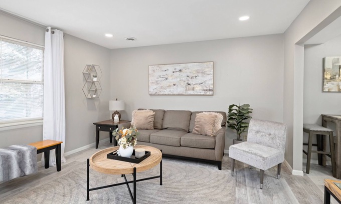 Brookline Station Wohnung | Charming 2-bedroom apartment with AC, WiFi in delightful Springfield