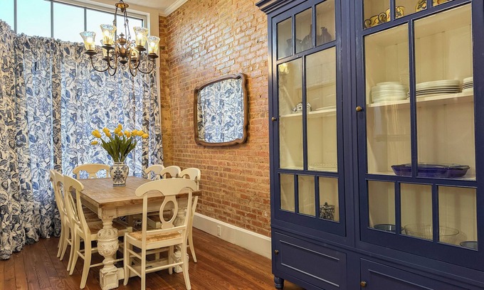 Troy Wohnung | Charming 2 BR/2 bath in Historic District - Rent 1 Suite or Both/8-16 people!