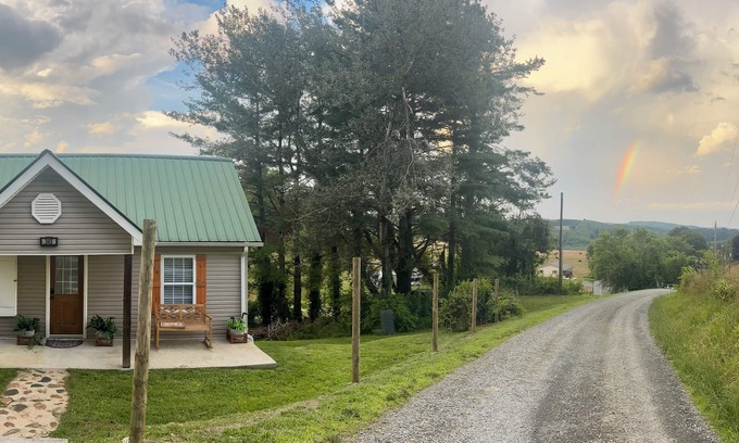 Old Town Hütte | Charming 2-BR cottage in Galax with WiFi, AC. Close to Blue Ridge Parkway