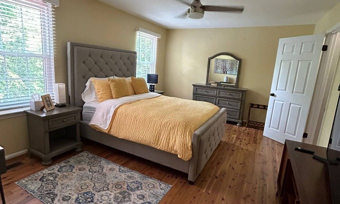 Lake Ridge Haus | Charming 2 levels guest unit in a house in amazing lake ridge area.