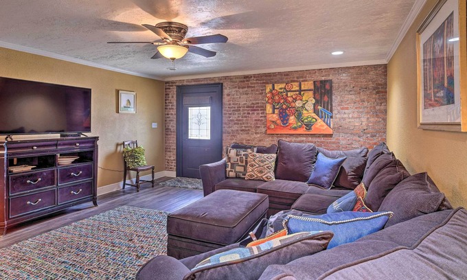 Welsh Wohnung | NEW! Charming 2-Story Apt - 26 Mi to Lake Charles!