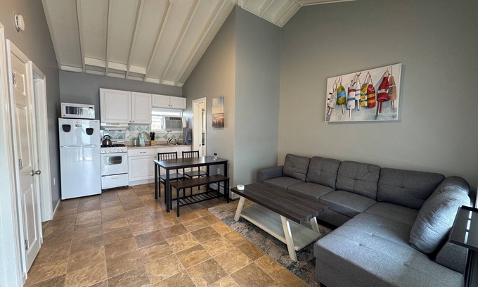 Point Pleasant Beach Eigentumswohnung | Charming 2BR 1BA Beach Condo with Parking Spot