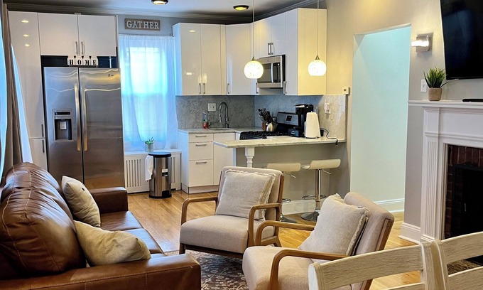 Queens Haus | Charming 2BR house w AC, WiFi just 5 MIN from LGA and 17 MIN to JKF