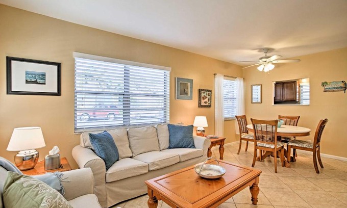 Lake Worth Wohnung | Charming 2BR Lake Worth Condo Steps from the Water