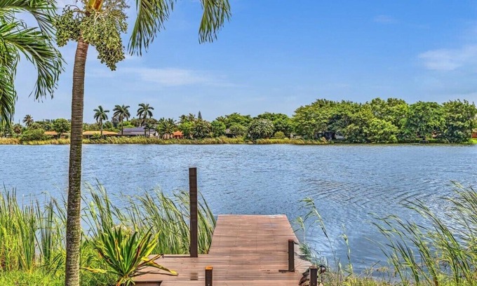 Davie Haus | Charming 2BR Lakefront Cottage in Davie near Beach