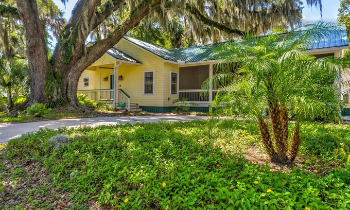 St. Augustine Hütte | Charming 2BR Uptown Cottage - Artsy & Vibrant!