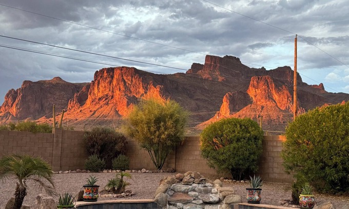 Apache Junction Haus | Charming 3-bedroom house with WiFi, AC and pool in Apache Junction!
