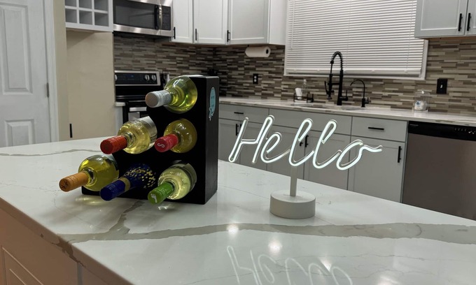 Norfolk - Virginia Beach Haus | Charming 3-bedroom house with WiFi and AC in Virginia Beach