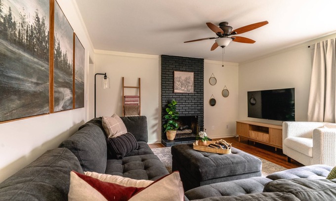 Prairie Village Haus | Charming 3-bedroom house, convenient location Overland Park