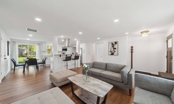 Wasco Haus | Charming 3-bedroom/ 2 Bath Single Family Home/ Schaumburg