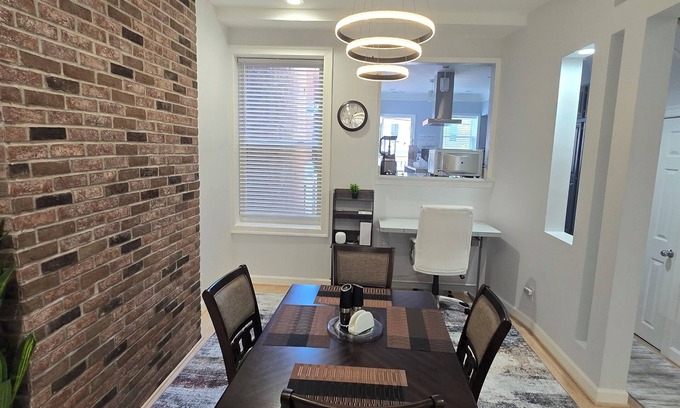 Mount Vernon Triangle Haus | Charming 3-bedroom by Convention Center DC WiFi, AC, Free off street Parking