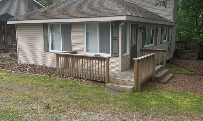 Brooklyn Hütte | Charming 3-bedroom cottage with WiFi and AC in welcoming Brooklyn