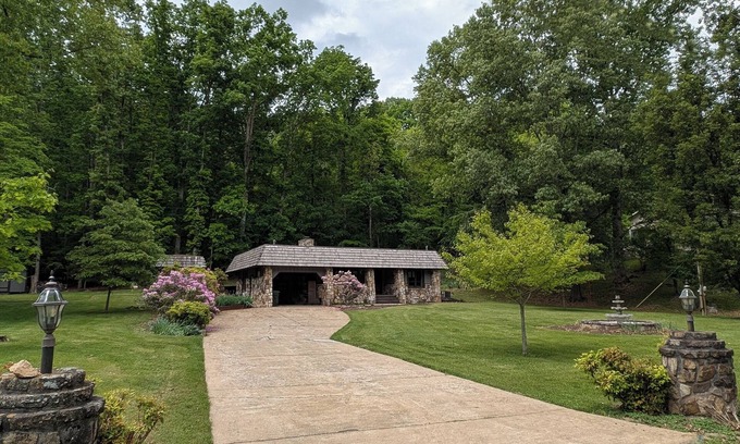 Oak Grove Hütte | Charming 3-bedroom cottage with lake access, dock, WiFi at Boone Lake