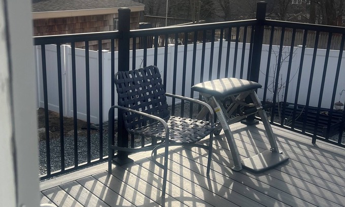 Fiskeville Wohnung | Charming 3-bedroom duplex with study space, WiFi in cool Hope Scituate.