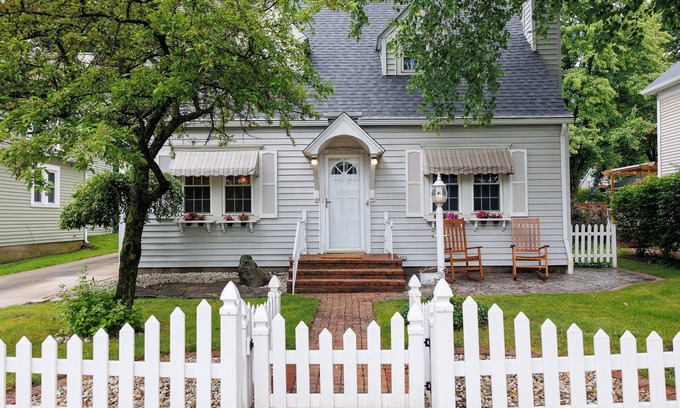 Middlebury Haus | Charming 3-bedroom house located on Main Street in Downtown Middlebury