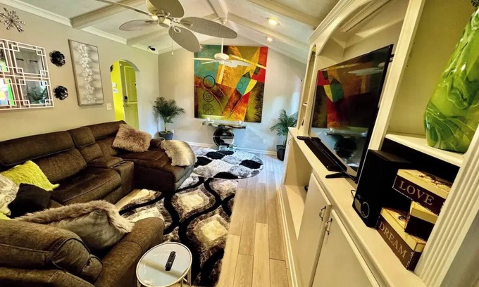 Jonesboro Haus | Charming 3-bedroom house with AC, fitness room in awesome Jonesboro