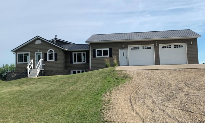 Britton Haus | Charming 3-bedroom home with AC, WiFi in Britton. Quiet, trees, and sunsets!