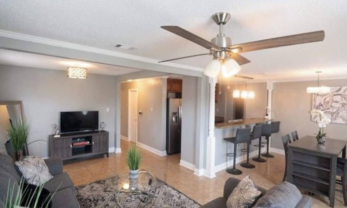 Kenner - Louis Armstrong International Airport Haus | Charming 3-bedroom house in Kenner- Safe.. 15 mins to NOLA- Near MSY Airport